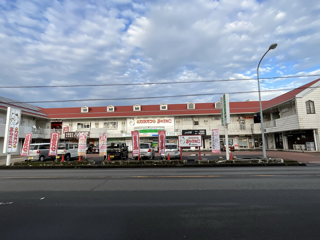 カラオケまねきねこ佐土原店外観