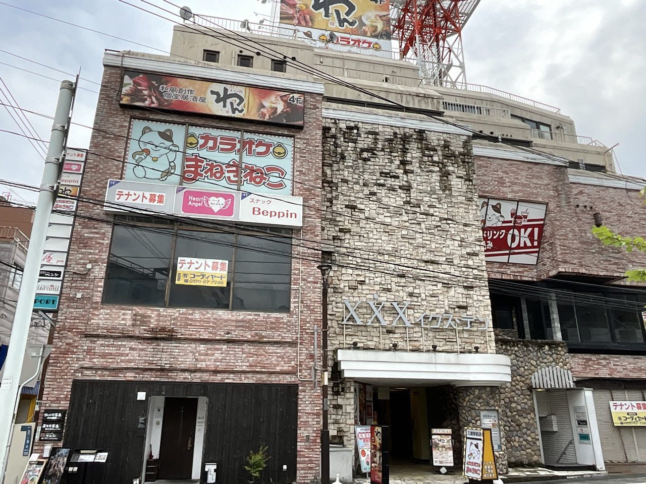 カラオケまねきねこ三原駅前店外観