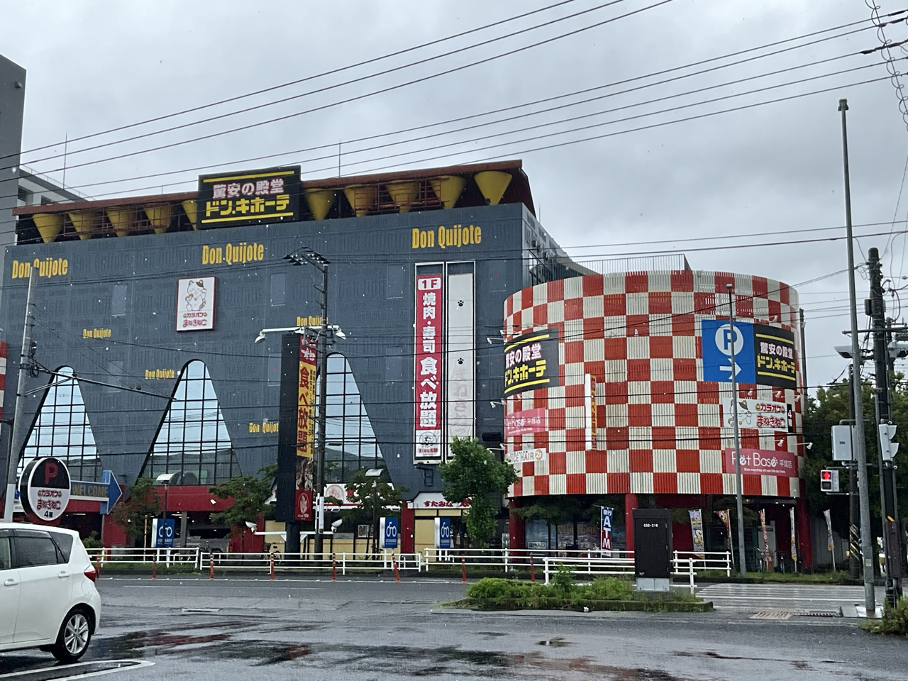カラオケまねきねこ平塚田村店外観