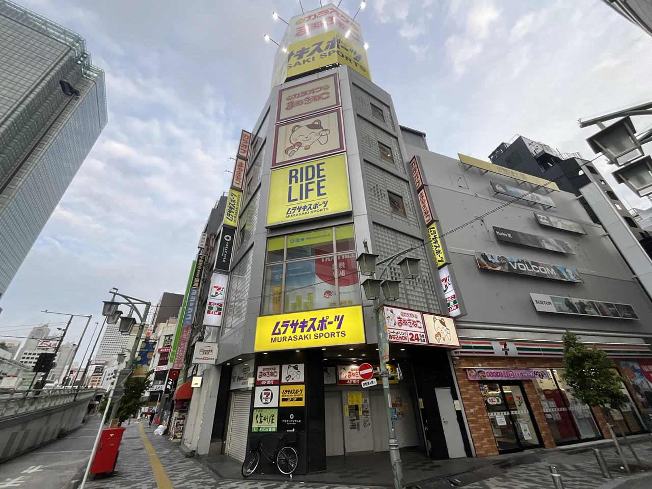 カラオケまねきねこ新宿東南口店外観