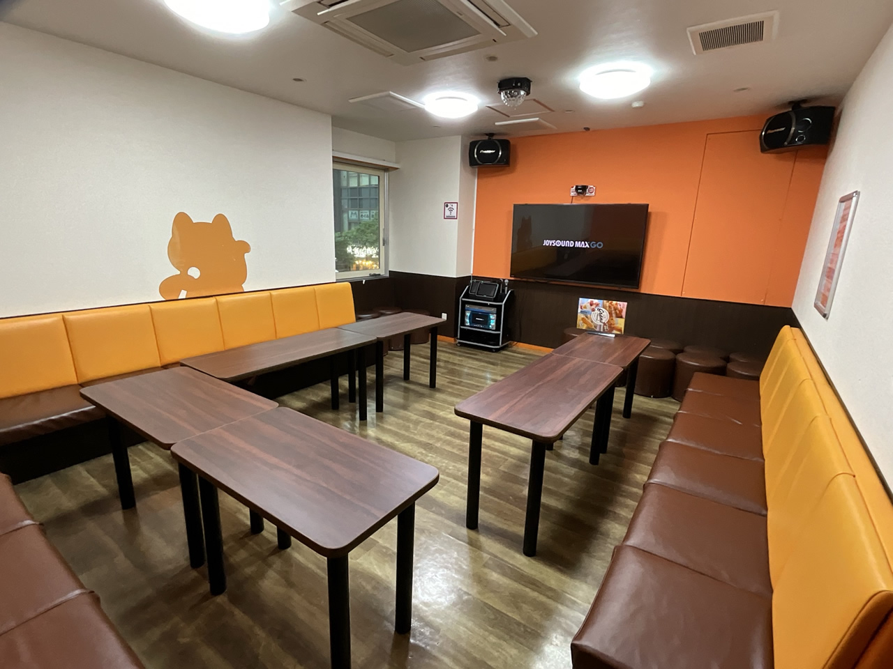 カラオケまねきねこ新橋レンガ通り店ルーム
