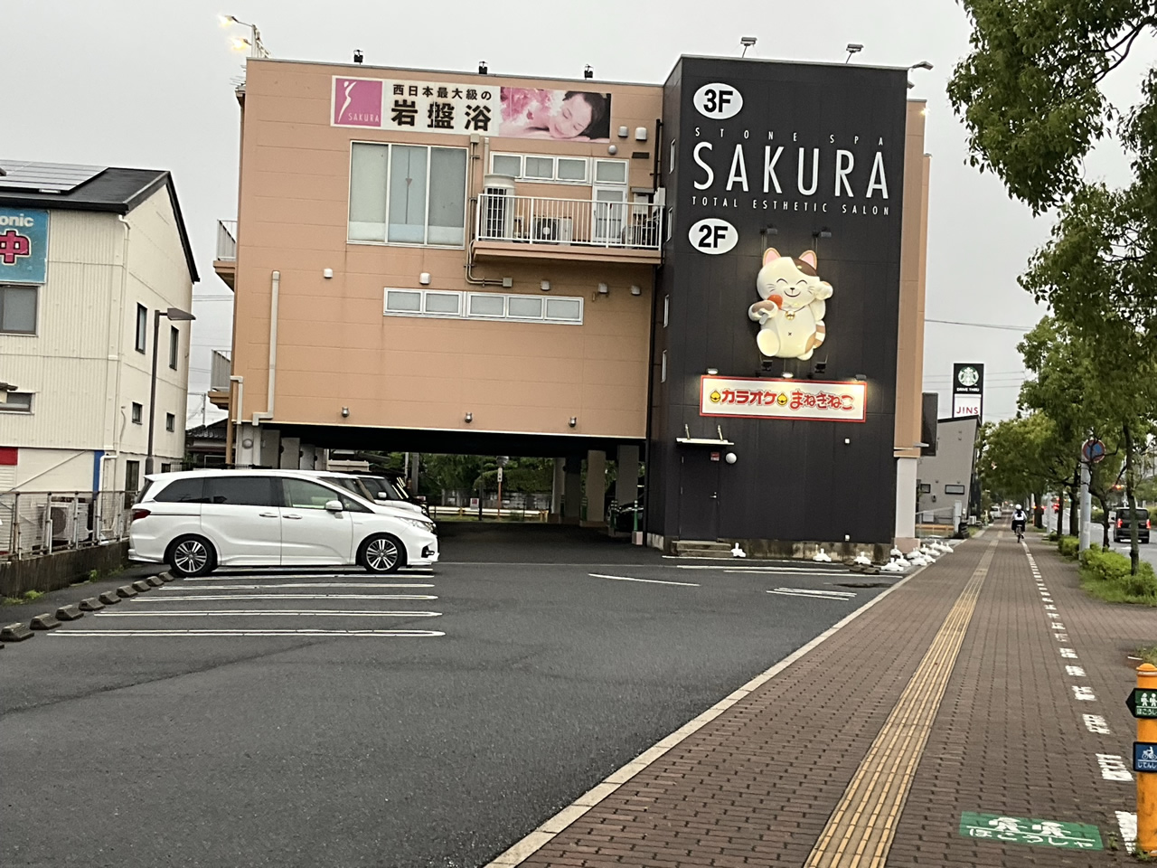 カラオケまねきねこ宇部店外観