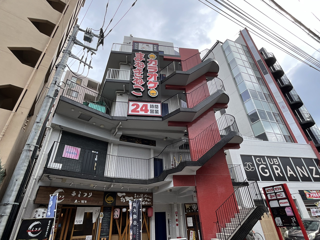 カラオケまねきねこ新越谷駅前店外観