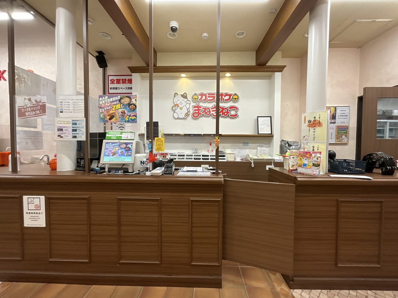 カラオケまねきねこ北谷美浜店フロント