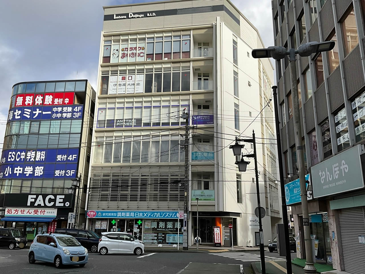 カラオケまねきねこ伊勢原駅前店外観