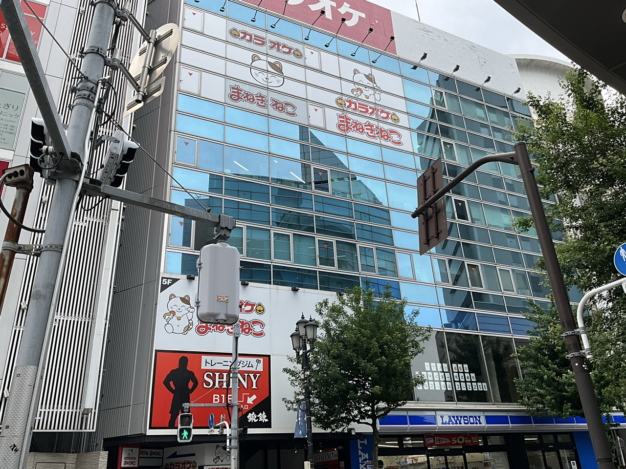 カラオケまねきねこ京王八王子店外観
