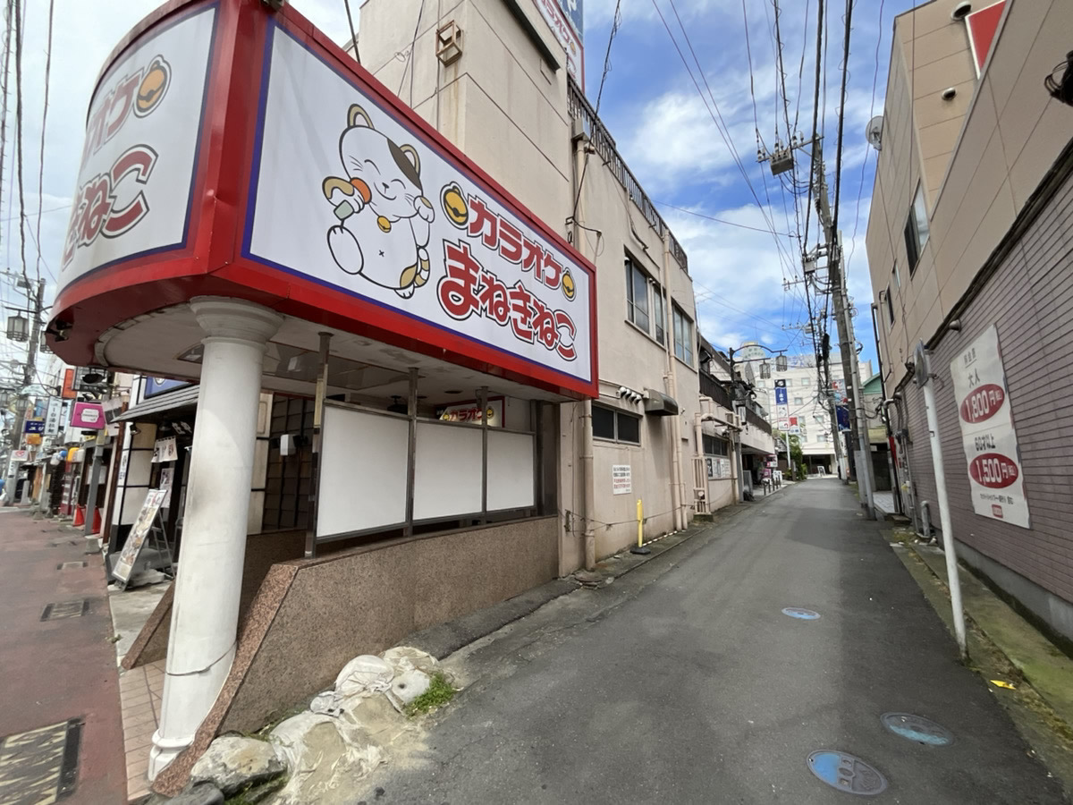 カラオケまねきねこ小田原駅前店外観
