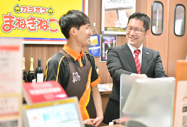 社員と一緒にお店を盛り上げて店長にもなれる。それが、「カラオケまねきねこ」のアルバイトです。